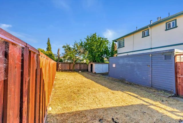 2452 Humboldt Avenue, Oakland CA: https://media.crmls.org/mediaz/033cbaba-89dc-4827-88a4-ba04754ec3a5.jpg