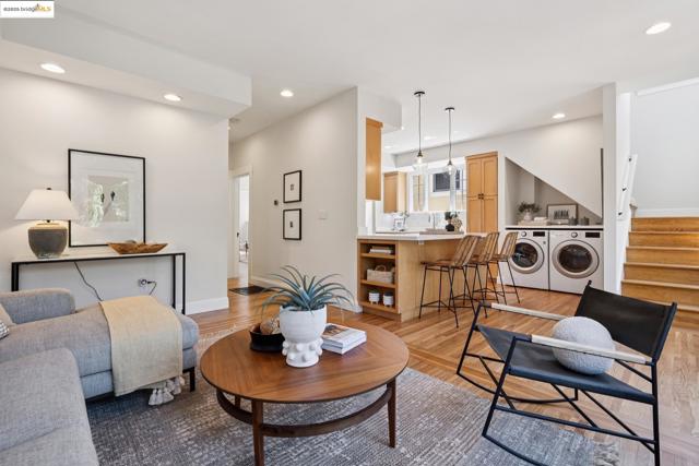 1071 Harvard Rd, Piedmont CA: https://media.crmls.org/mediaz/033cd6c6-a927-485c-84fe-e5a5abf0fc2e.jpg