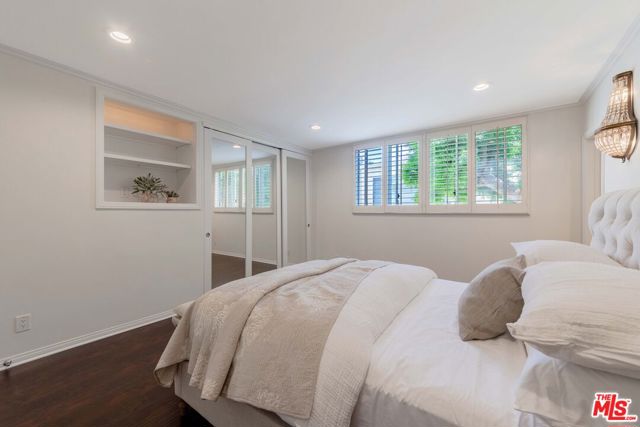 933 17th Street, Santa Monica CA: https://media.crmls.org/mediaz/033d98f6-7ec0-4cd4-be27-ea09e880ec30.jpg