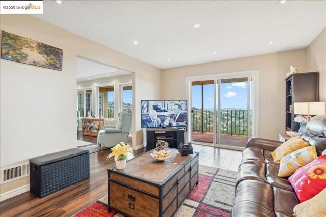11772 Cranford Way, Oakland CA: https://media.crmls.org/mediaz/033da905-8c17-4173-b474-75e0d7dee5d6.jpg