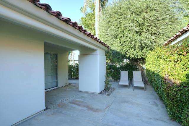 43902 Via Palma, Palm Desert CA: https://media.crmls.org/mediaz/033df8ff-1f18-43ef-b775-9bab6e3779bb.jpg