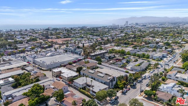 2702 11th Street, Santa Monica CA: https://media.crmls.org/mediaz/033f5e3e-87ac-45d7-b875-e36649c543a0.jpg