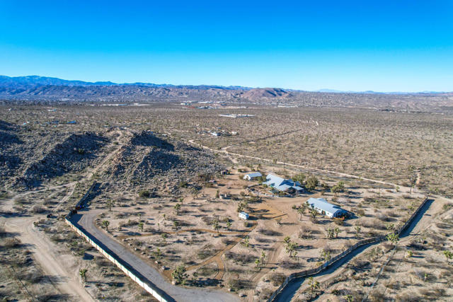 59800 Onaga Trail, Joshua Tree CA: https://media.crmls.org/mediaz/0340814b-f357-4759-a970-571a8b94afb1.jpg