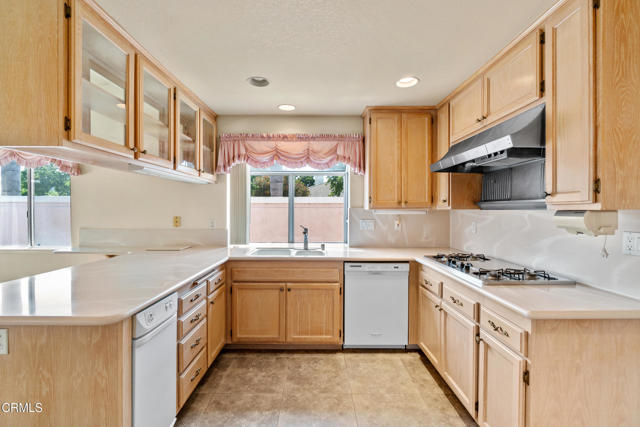 712 Rosebud Drive, Oxnard CA: https://media.crmls.org/mediaz/03409bc4-58f6-4d2d-a2a2-bbe01067e93e.jpg