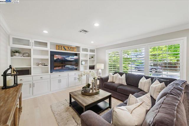 5204 Hummingbird Rd, Pleasanton CA: https://media.crmls.org/mediaz/0340a2fc-3ba4-473a-9edd-f89a8c326209.jpg