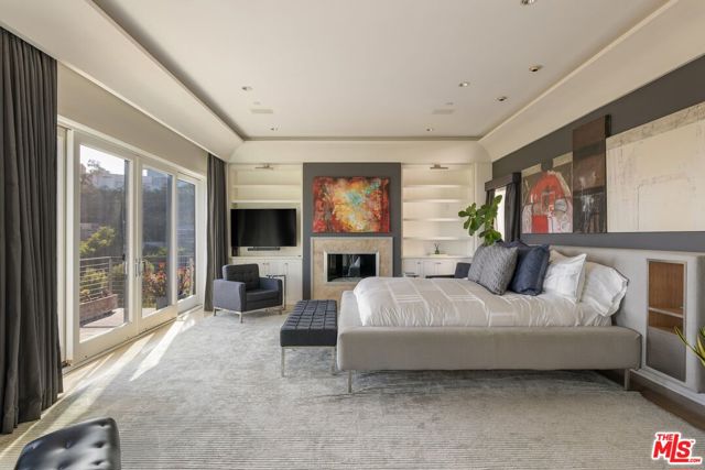 1573 Sunset Plaza Drive, Los Angeles CA: https://media.crmls.org/mediaz/034105f9-53ce-4934-aa07-1469d1e305e0.jpg