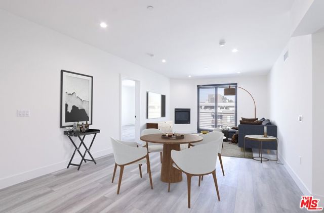 11800 Courtleigh Drive, Los Angeles CA: https://media.crmls.org/mediaz/0341d800-d052-45b7-a1c8-addbf1ba324a.jpg