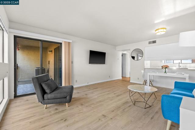 1600 Carmel Drive, Walnut Creek CA: https://media.crmls.org/mediaz/03429456-1579-49d9-9356-71e7af75f52d.jpg