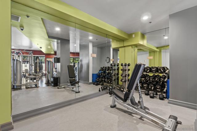 100 Harbor Dr, San Diego CA: https://media.crmls.org/mediaz/03431958-7032-4107-8fa7-2ff70aa43a11.jpg