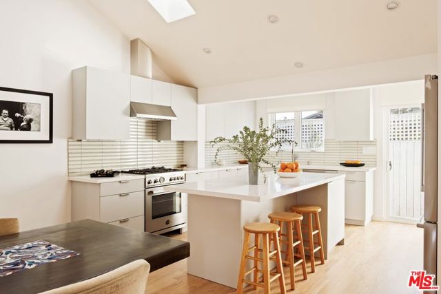 825 Coeur D Alene Avenue, Venice CA: https://media.crmls.org/mediaz/03435121-7b94-436a-8dac-5b04edeaed80.jpg