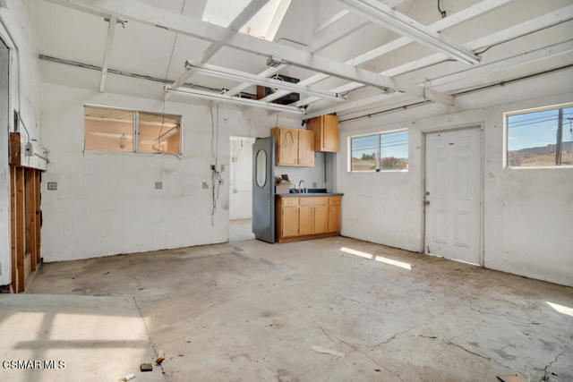 2327 Royal Avenue, Simi Valley CA: https://media.crmls.org/mediaz/0343a47b-3906-4bff-b1b6-9a354280aece.jpg