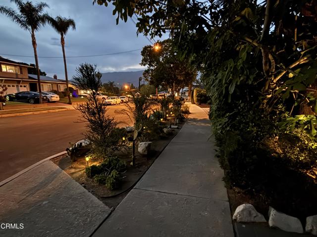 10316 Newhome Avenue, Sunland CA: https://media.crmls.org/mediaz/0343c1bc-2447-418d-8575-ee6318c9f572.jpg