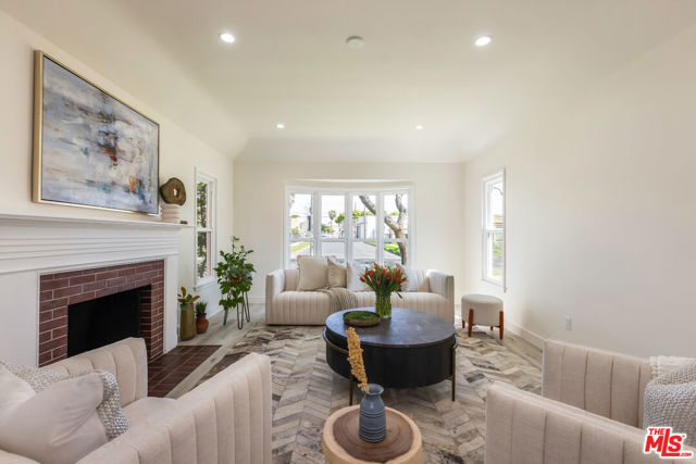3827 S Victoria Avenue, View Park CA: https://media.crmls.org/mediaz/0345c056-d519-49bd-b11b-bdf82702c832.jpg
