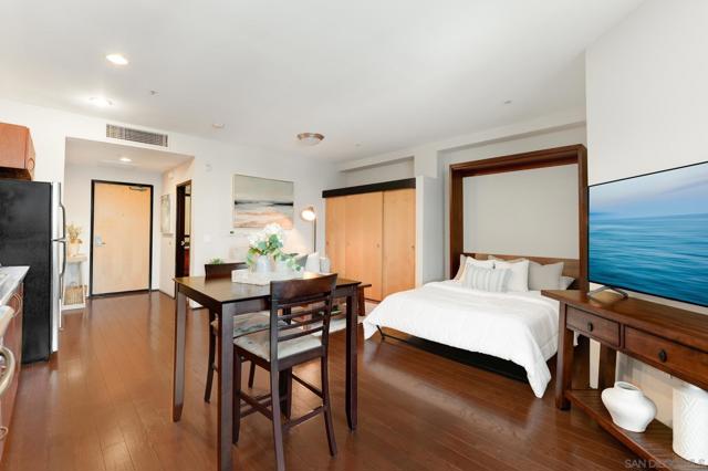 1551 4Th Ave, San Diego CA: https://media.crmls.org/mediaz/03461d3f-0548-4f9c-abf2-3beefec7501e.jpg