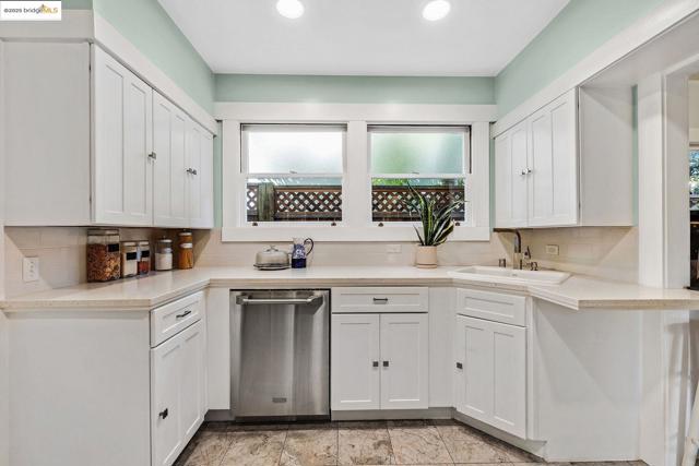 1047 Ranleigh Way, Piedmont CA: https://media.crmls.org/mediaz/03467f19-08f2-40cf-be25-f504115e5752.jpg