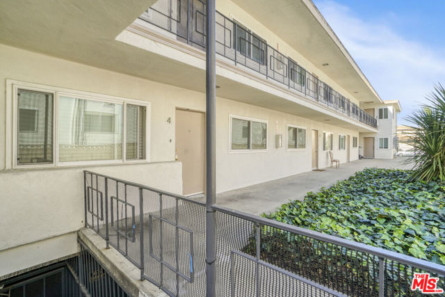 212 E Tamarack Avenue, Inglewood CA: https://media.crmls.org/mediaz/034787a0-28a8-4ce2-a908-1a0d5422583d.jpg