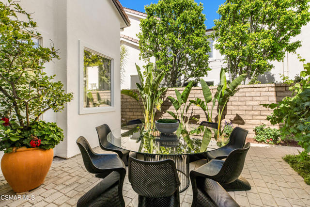 6072 Mandeville Place, Oak Park CA: https://media.crmls.org/mediaz/0347bee2-800a-484a-81ef-86d502142403.jpg