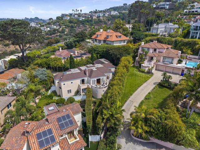 7612 Hillside Dr, La Jolla CA: https://media.crmls.org/mediaz/0347f810-03f8-4b6d-826e-8336fa7dfe36.jpg