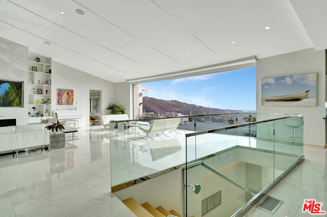 28405 Via Acero Street, Malibu CA: https://media.crmls.org/mediaz/03489750-cb9b-4e33-b082-2141c7f43233.jpg