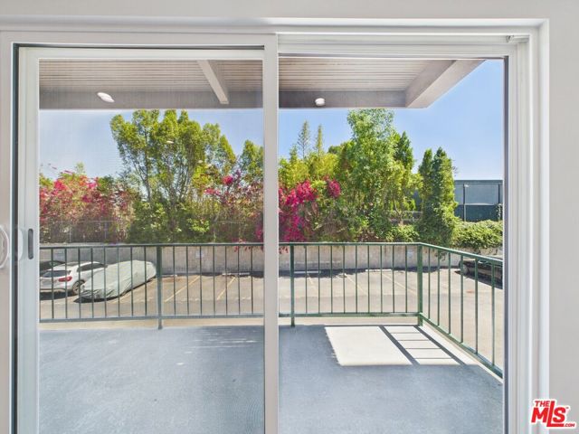 5460 White Oak Avenue, Encino CA: https://media.crmls.org/mediaz/0349678d-3a5c-426d-b4a8-bfafe2e46785.jpg