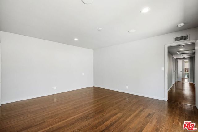 6616 Wooster Avenue, Los Angeles CA: https://media.crmls.org/mediaz/0349679a-5ce2-48ad-a56a-f37a1bb57b90.jpg