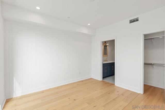 551 Orange Ave, Coronado CA: https://media.crmls.org/mediaz/034cfd95-a343-4de2-90bb-5c1e9f03dc4e.jpg