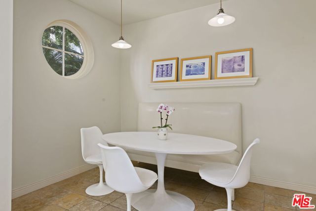 1634 Gilcrest Drive, Beverly Hills CA: https://media.crmls.org/mediaz/034dce25-88af-45a5-b1eb-337a34adabc5.jpg