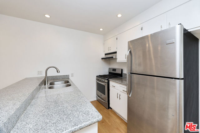 607 Ashland Avenue, Santa Monica CA: https://media.crmls.org/mediaz/034e603b-2e50-4803-b0b5-e75830667d7a.jpg