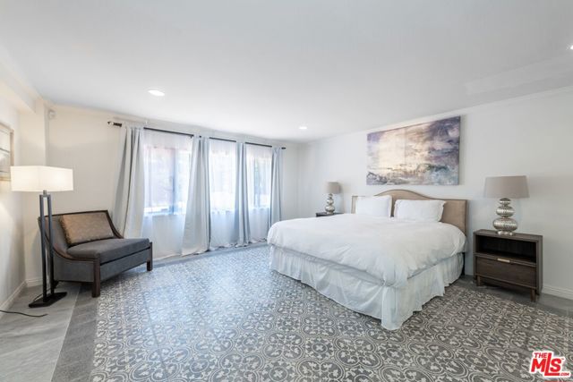 905 Hartford Drive, Beverly Hills CA: https://media.crmls.org/mediaz/034f01ce-d5ac-429e-8457-832a291201a1.jpg