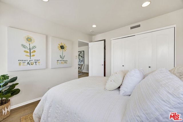 7019 E Seaside Walk, Long Beach CA: https://media.crmls.org/mediaz/034f8044-d13f-4a35-a74c-e07eed7c82b6.jpg