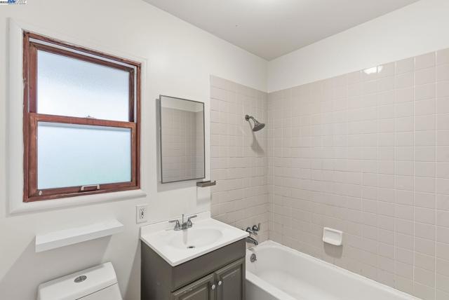 2133 Clinton Ave, Alameda CA: https://media.crmls.org/mediaz/03506570-b78e-4aab-b7a8-a0dd29e51fee.jpg