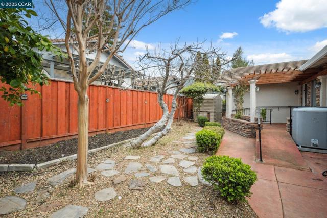 5497 Silver Sage Ct, Concord CA: https://media.crmls.org/mediaz/03509375-410e-42cf-8723-d7ac4cf253b4.jpg