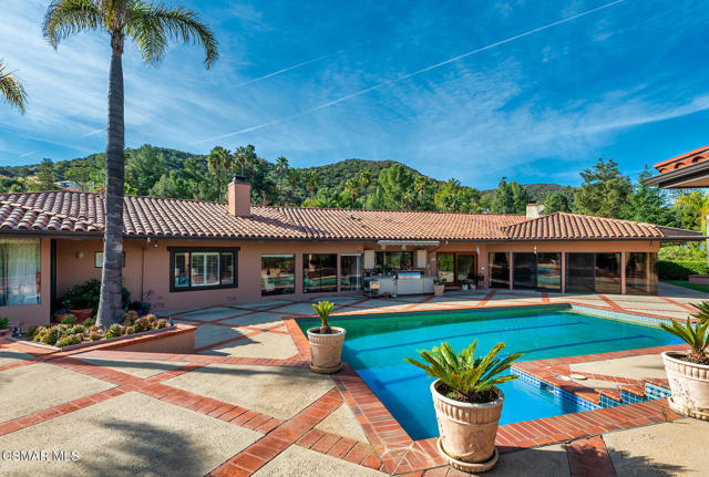 11 Inverness Road, Thousand Oaks CA: https://media.crmls.org/mediaz/0350a66e-5a3e-45eb-963e-531e322e0b08.jpg
