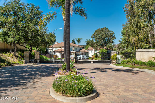 213 Heath Meadow Court, Simi Valley CA: https://media.crmls.org/mediaz/0350b0e8-03b0-4315-aac7-418b1e059bfd.jpg