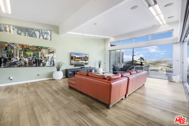 7275 Mulholland Drive, Los Angeles CA: https://media.crmls.org/mediaz/03510afd-c386-43f8-a673-05cf4b6bef94.jpg