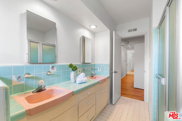 5210 S Corning Avenue, Los Angeles CA: https://media.crmls.org/mediaz/035184fc-0d69-488c-8a1a-1774eb55f62b.jpg
