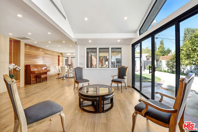 6409 Graves Avenue, Lake Balboa CA: https://media.crmls.org/mediaz/0351ac24-2e70-49f8-a7f4-5150df9bbd13.jpg