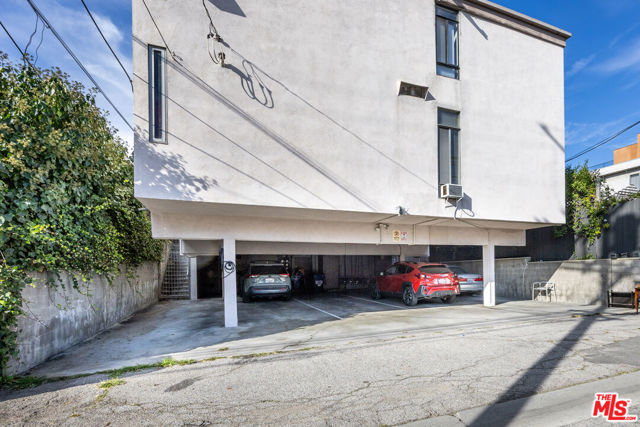 10396 Almayo Avenue, Los Angeles CA: https://media.crmls.org/mediaz/03524869-2cfd-4244-bfc3-8054eed38caa.jpg