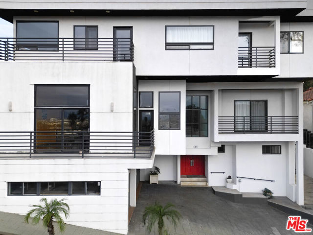 3971 Fredonia Drive, Los Angeles CA: https://media.crmls.org/mediaz/0352575e-1ca1-42b5-b83e-a3e2045da7ab.jpg