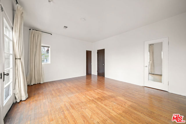6686 Emmet Terrace, Los Angeles CA: https://media.crmls.org/mediaz/0352d2e7-ffd4-4724-9edd-4b353bc57918.jpg