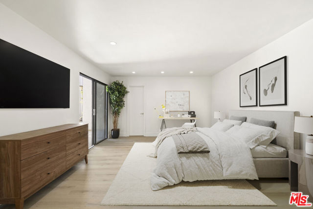 906 N Doheny Drive, West Hollywood CA: https://media.crmls.org/mediaz/035383eb-4f4b-4b7f-9e31-b2c73a555a45.jpg