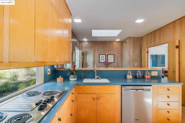 2671 Shasta Rd, Berkeley CA: https://media.crmls.org/mediaz/03539e87-3e30-4401-a440-56cb2284e62f.jpg