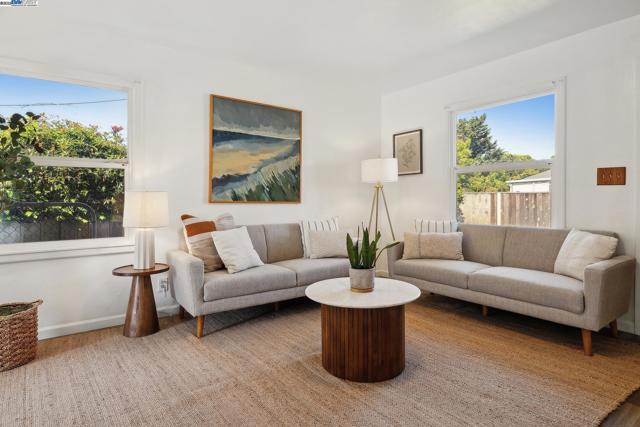 108 Cypress St, Alameda CA: https://media.crmls.org/mediaz/0353c571-5503-4e4d-935a-0881a290232a.jpg
