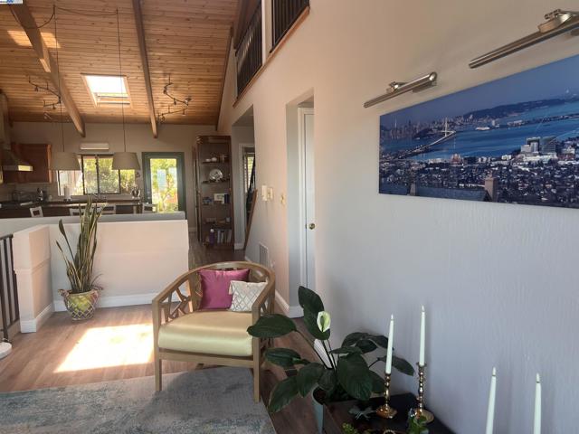 37 Binnacle Hl, Oakland CA: https://media.crmls.org/mediaz/03552d2a-6e57-4395-ab54-a8ec3a852ea7.jpg