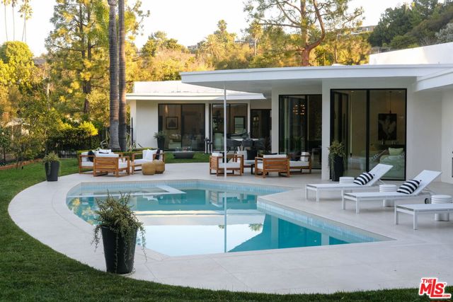 1935 Loma Vista Drive, Beverly Hills CA: https://media.crmls.org/mediaz/03554875-1489-4982-9777-30bf78a93700.jpg