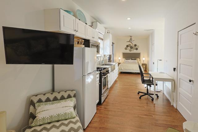 Detail Gallery Image 16 of 21 For 205 .5 C Ave, Coronado,  CA 92118 - 1 Beds | 1 Baths