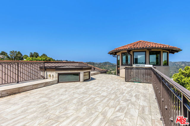 2175 Summitridge Drive, Beverly Hills CA: https://media.crmls.org/mediaz/0356ad48-f763-427b-a194-46bacd68ed0b.jpg