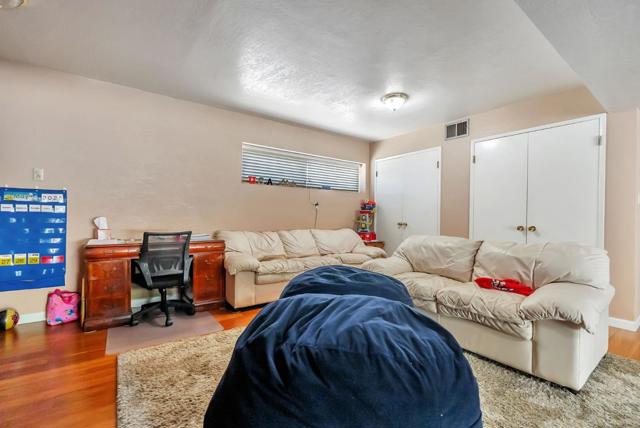 33 Woodcliff Court, Oakland CA: https://media.crmls.org/mediaz/0356e698-80cc-4420-ae10-c9939cf8fd8b.jpg