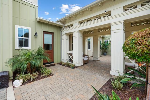 956 Urania Avenue, Encinitas CA: https://media.crmls.org/mediaz/03582421-b26a-42b0-8d25-55f27a639752.jpg