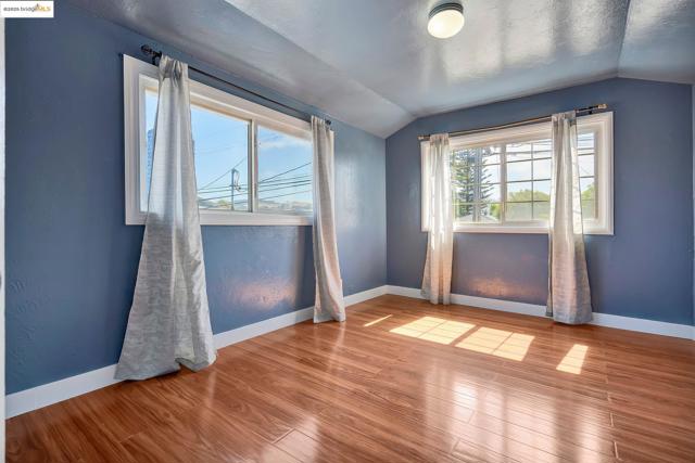 527 42nd Street, Richmond CA: https://media.crmls.org/mediaz/03587351-7e0a-4de5-a2e4-a971fef597a0.jpg
